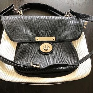 🖤🤍 Izzy & Alli Handbag 👜 and Crossbody 🤍🖤